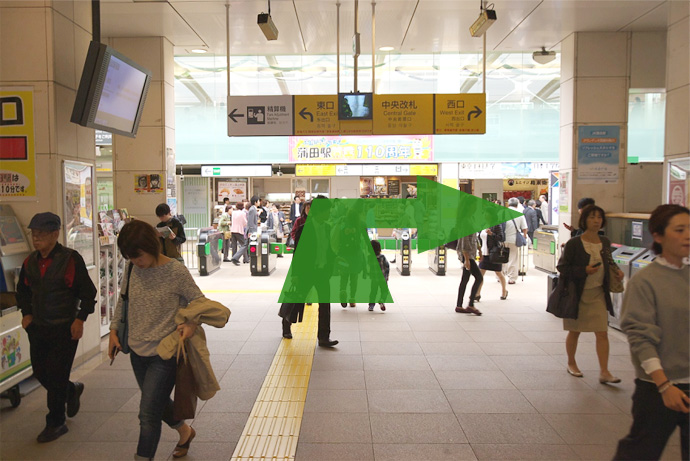 ①ＪＲ蒲田駅中央改札口を出て右手の西口方面に向かいます。